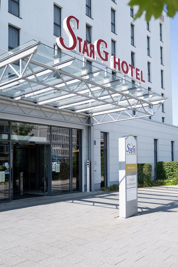 The exterior of a hotel with a prominent sign reading "StarG Hotel". - Star G Hotel Premium München Domagkstraße (Munich)