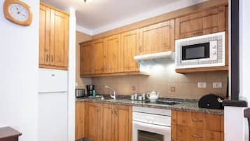 Coffee/tea maker, fridge, microwave, stovetop
