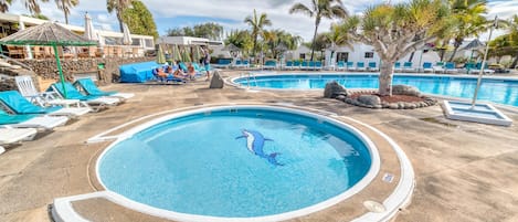Piscina externa, funciona das 8h às 18h, guarda-sóis, espreguiçadeiras
