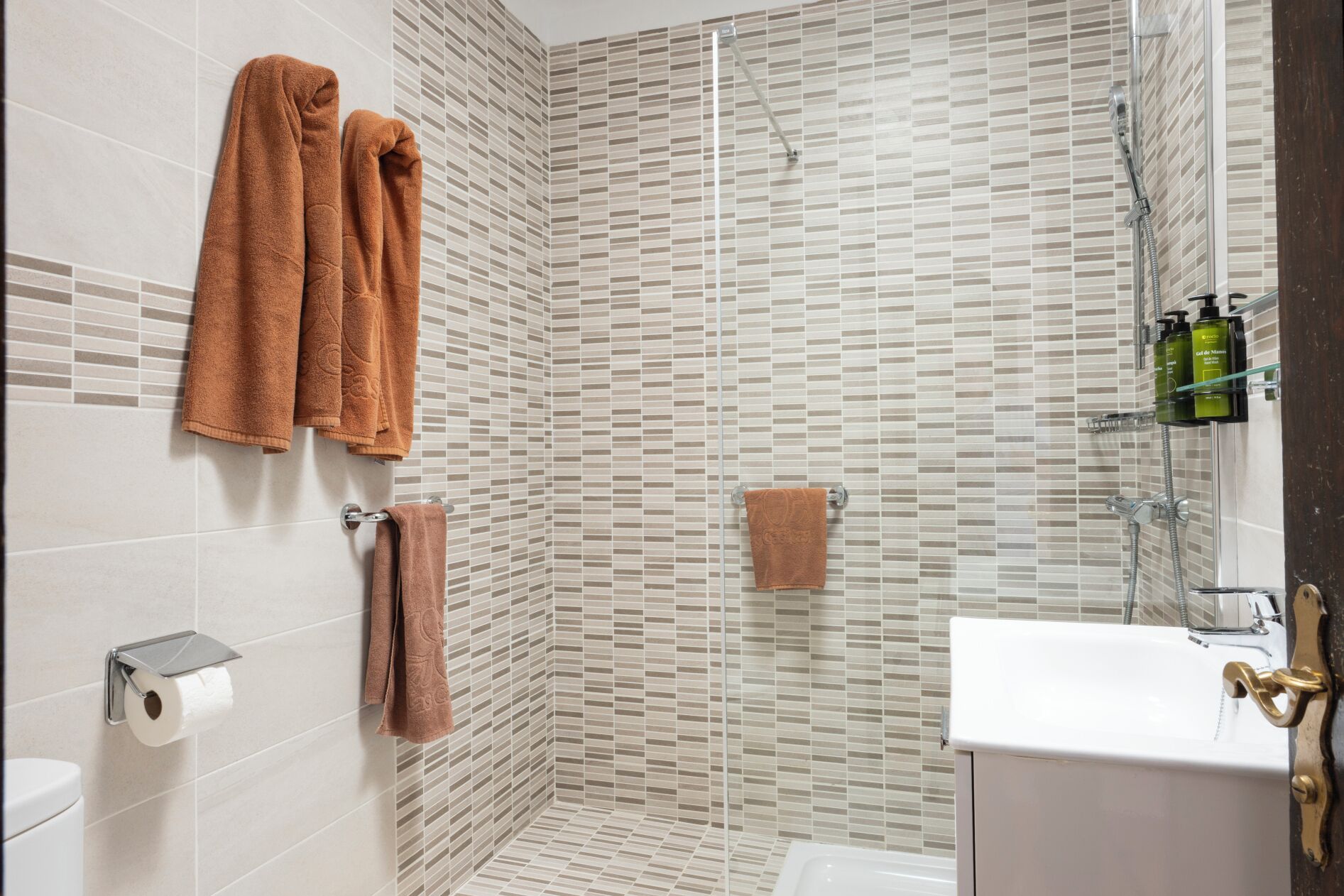 Duschwanne, kostenlose Toilettenartikel, Haartrockner, Bidet