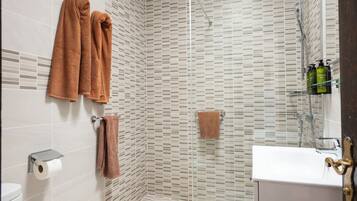 Combined shower/tub, free toiletries, hair dryer, bidet