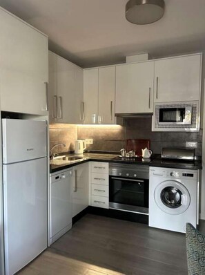 Comfort Studio, 2 Twin Beds, Kitchen | Private kitchen | Fridge, microwave, stovetop, coffee/tea maker