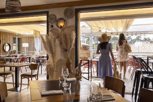 Petit déjeuner, déjeuner, dîner et brunch servis sur place