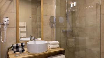 Dusche, kostenlose Toilettenartikel, Haartrockner, Handtücher