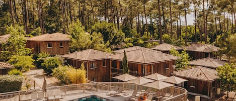 Piscine extérieure (ouverte en saison), parasols de plage