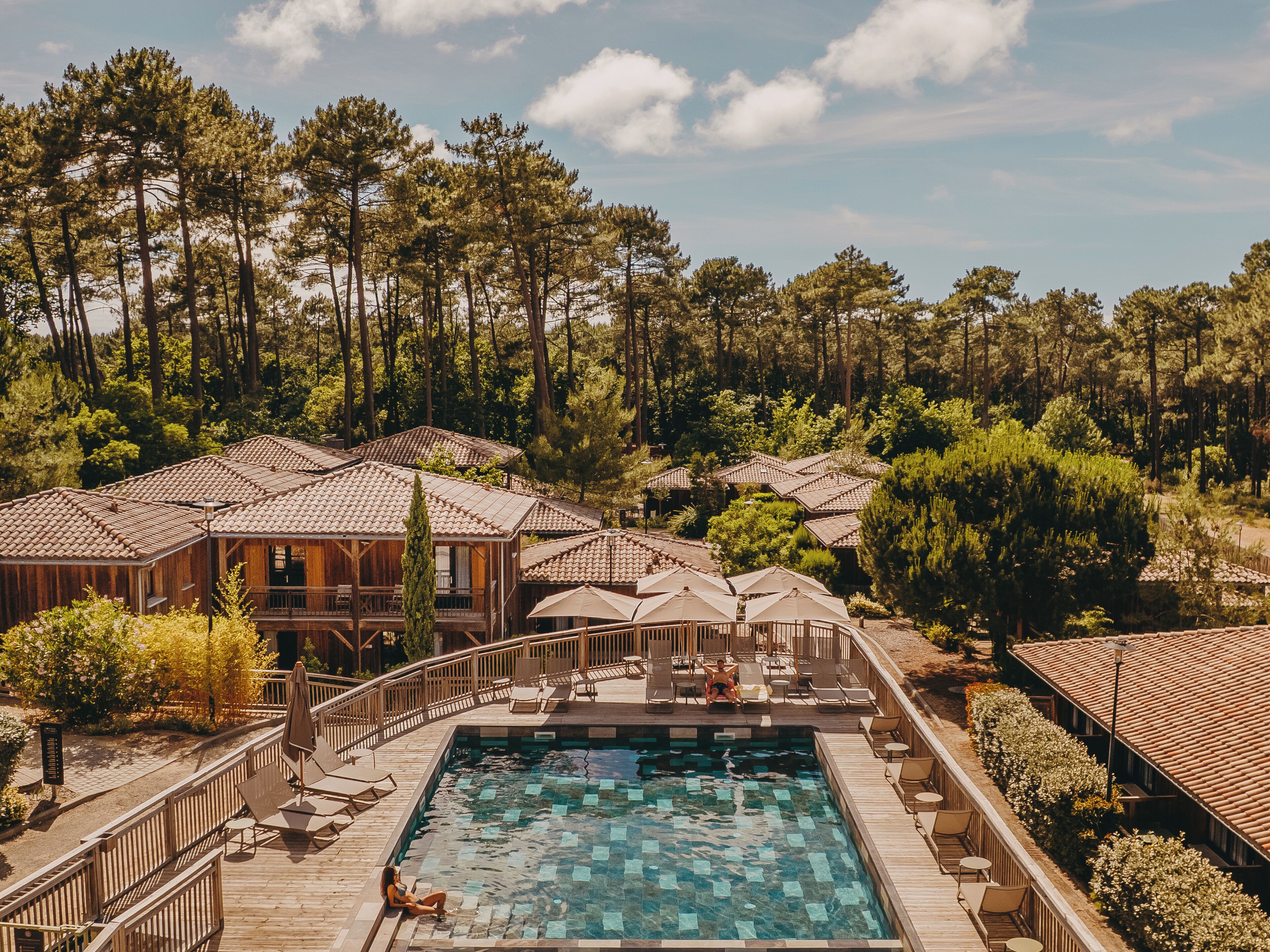 Piscina externa sazonal, funciona das 10h às 21h, guarda-sóis