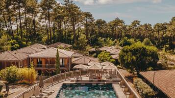 Piscina externa sazonal, funciona das 10h às 21h, guarda-sóis