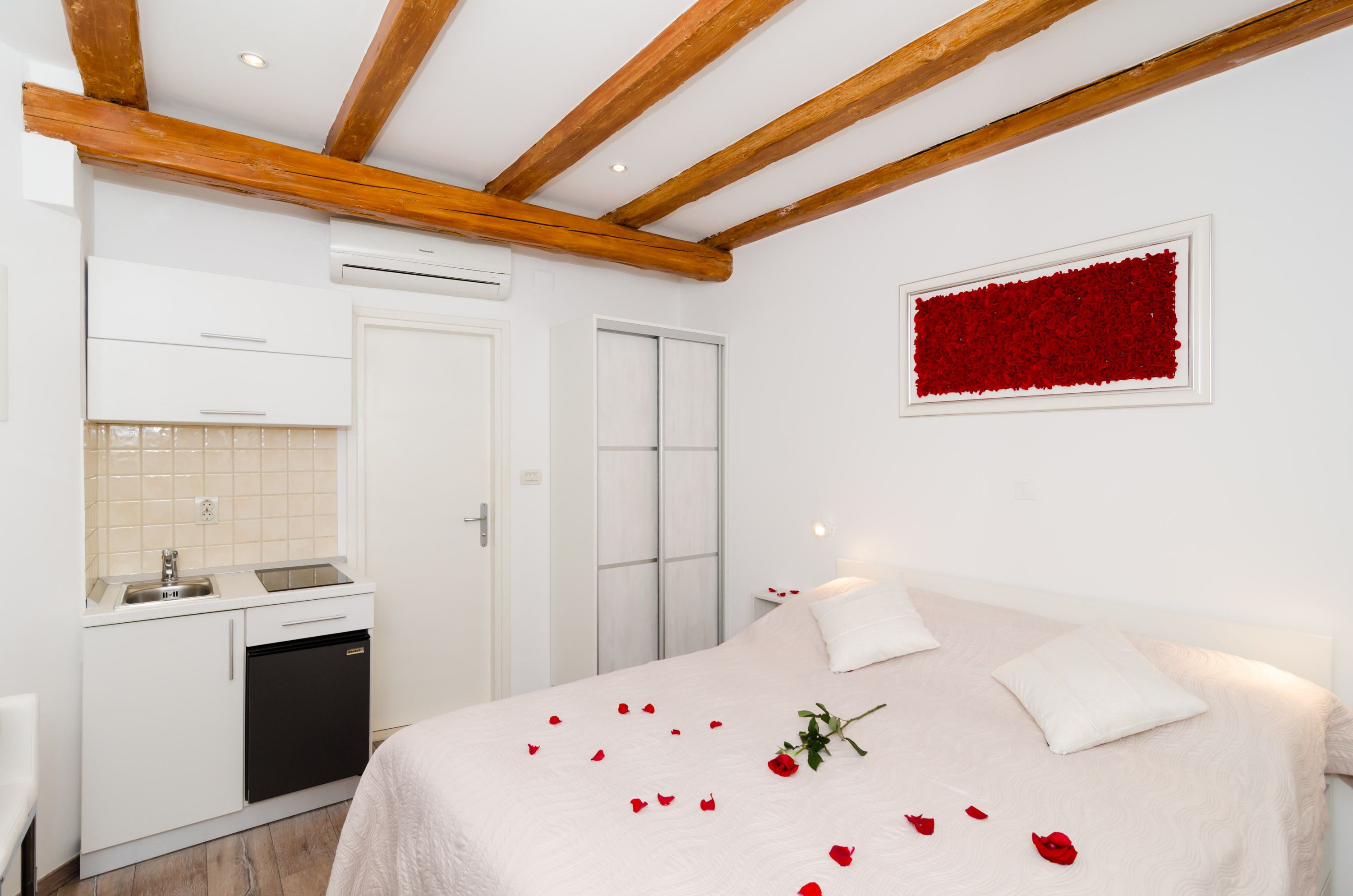 studio | down duvets, desk, iron/ironing board, free cots/infant beds