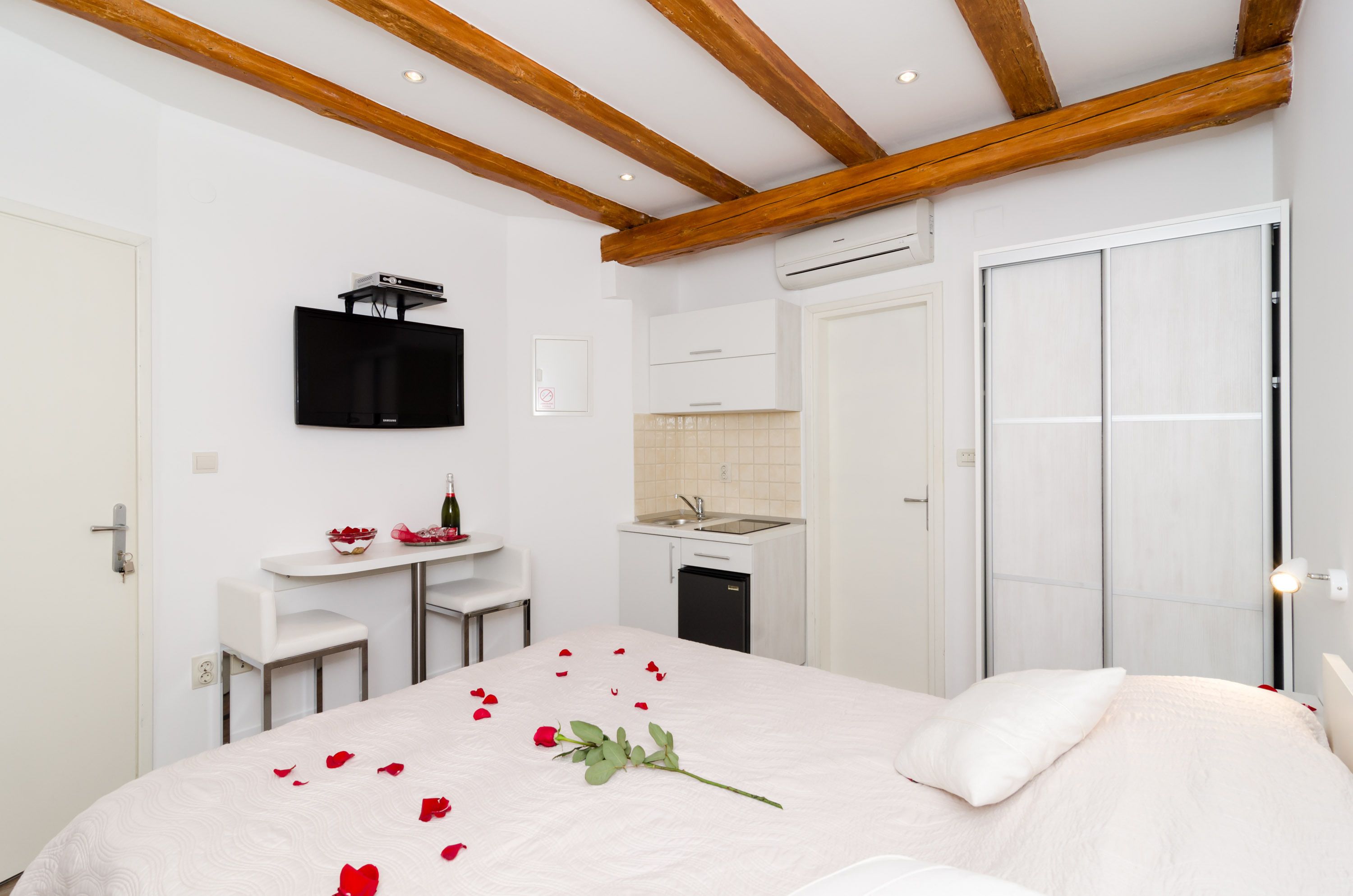 studio | down duvets, desk, iron/ironing board, free cots/infant beds