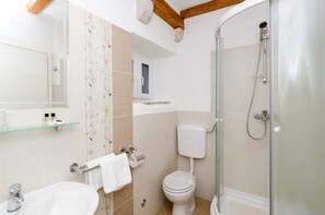 Studio | Bathroom | Shower, free toiletries, hair dryer, towels