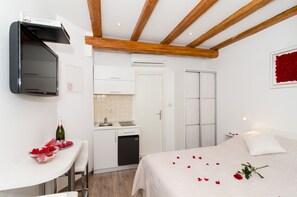 Studio | Private kitchenette | Fridge, stovetop, toaster, cookware/dishes/utensils