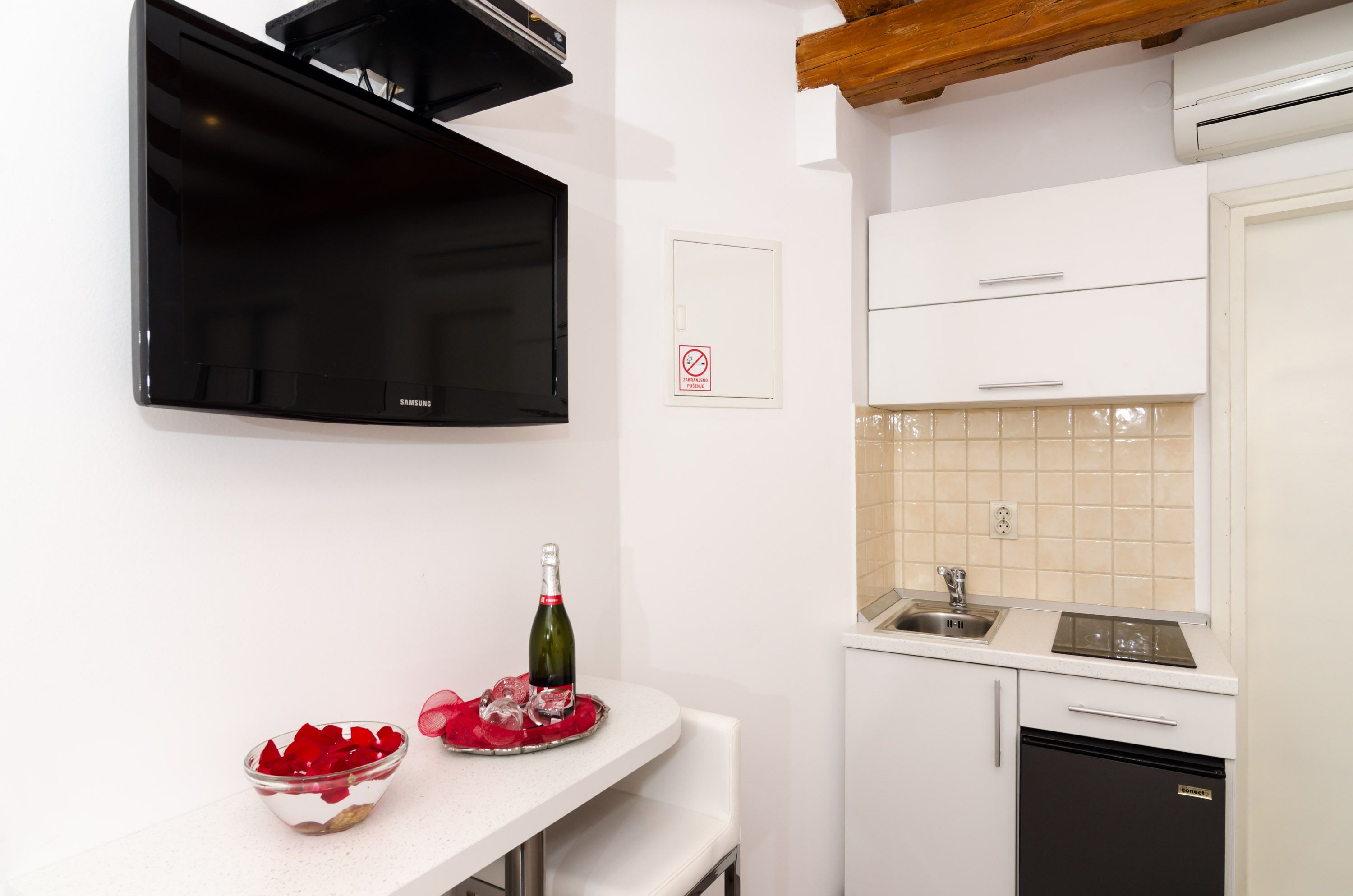 studio | down duvets, desk, iron/ironing board, free cots/infant beds