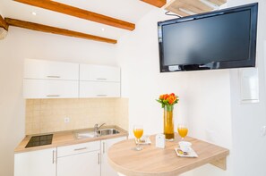 Dundyner, skrivebord, strykejern/-brett og barnesenger (inkludert)