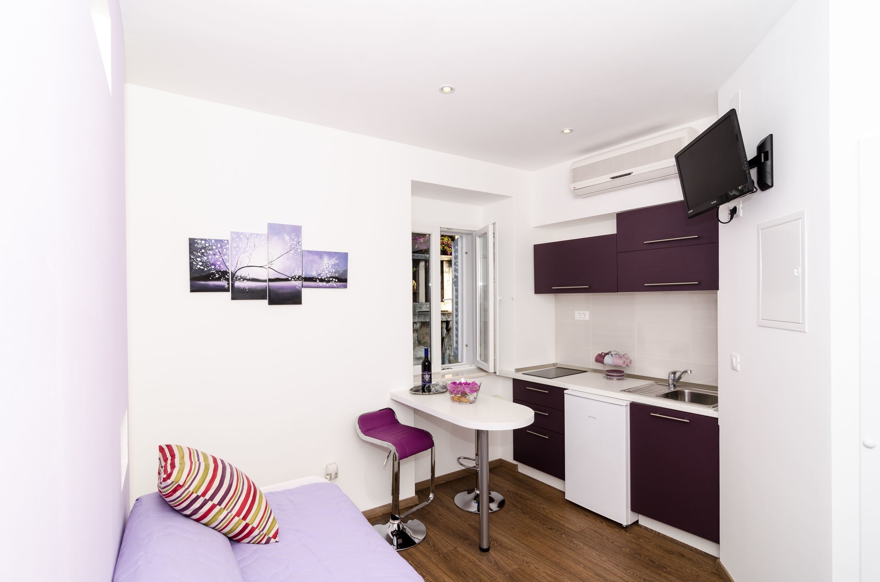 fridge, stovetop, toaster, cookware/dishes/utensils