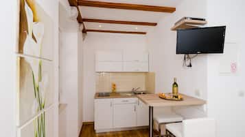 Studio (2) | Down duvets, desk, iron/ironing board, free cots/infant beds