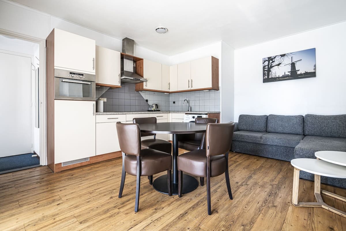 Suite estudio | Escritorio, espacio para trabajar con laptop y cortinas blackout