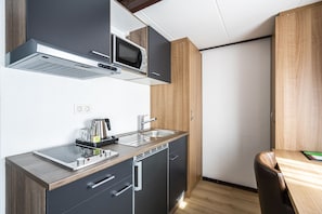 Estudio | Escritorio, espacio para trabajar con laptop y cortinas blackout 