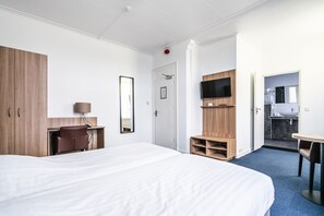 Premium-Doppelzimmer | Schreibtisch, laptopgeeigneter Arbeitsplatz, Verdunkelungsvorhänge
