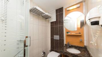 Kostenlose Toilettenartikel, Haartrockner, Bademäntel, Hausschuhe