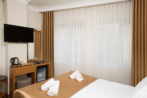 Minibar, caja de seguridad en la habitación y escritorio 