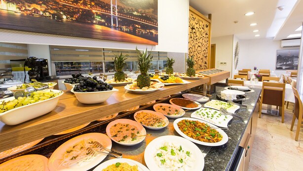 Un buffet con diversi piatti e frutta.