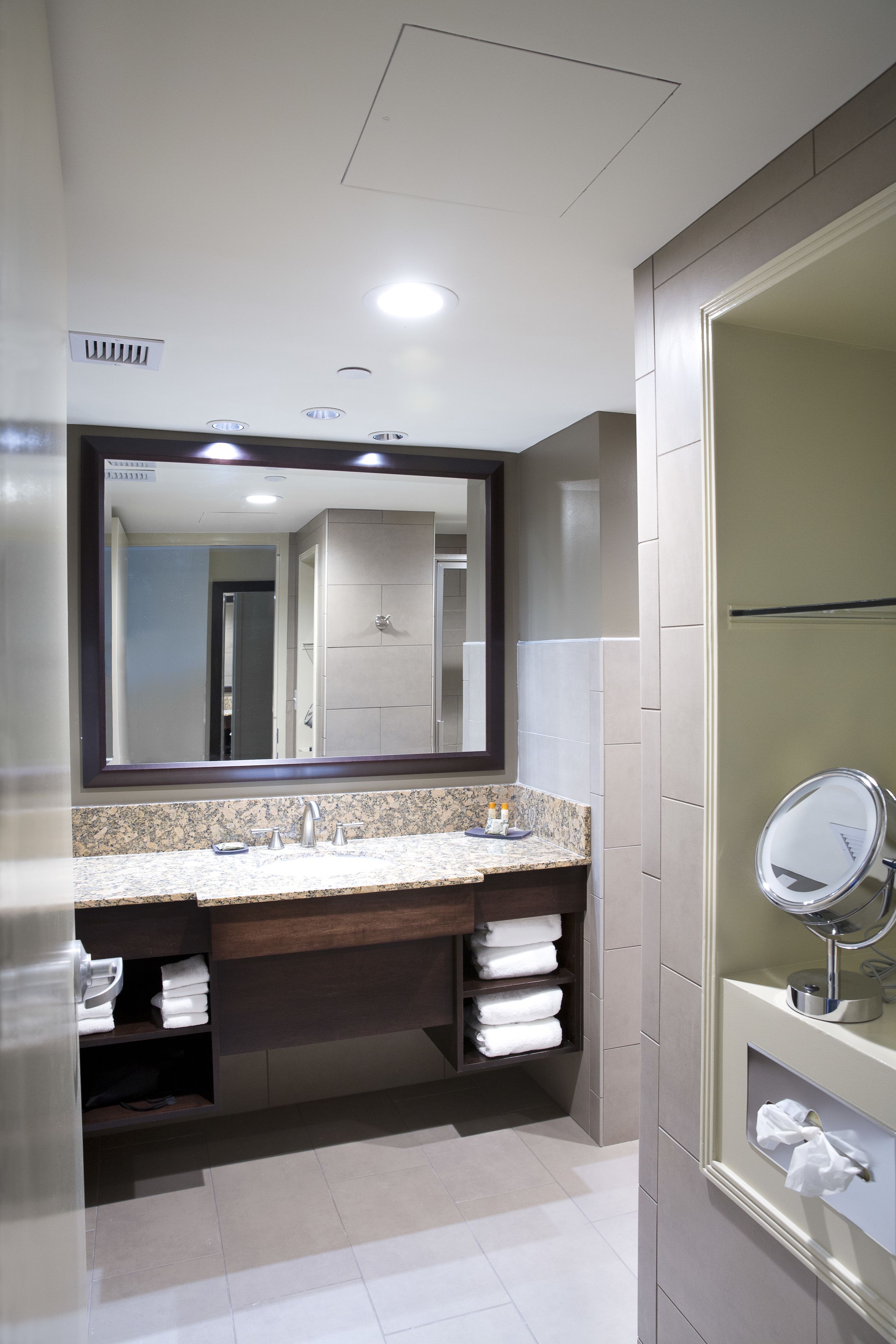 combined shower/bathtub, hair dryer, towels