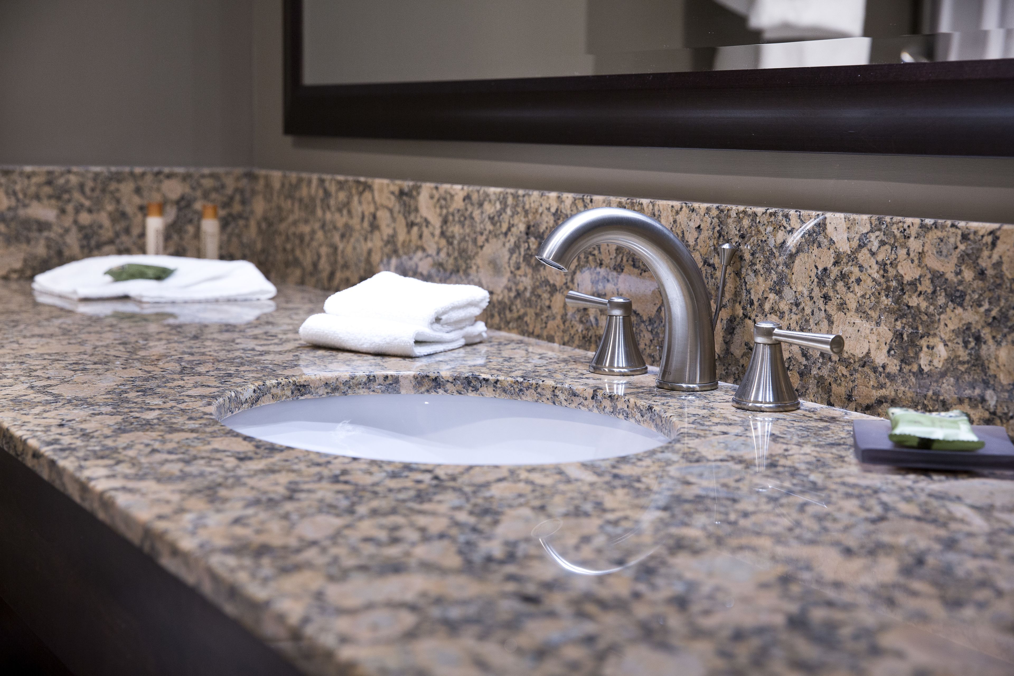 combined shower/bathtub, hair dryer, towels