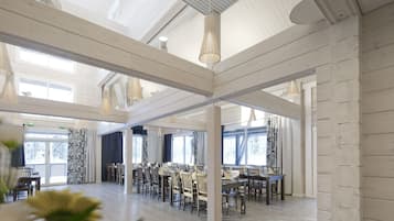 Petit déjeuner buffet (10 EUR par personne)
