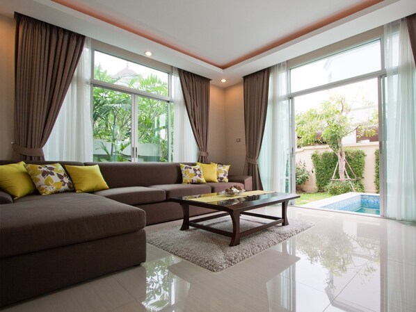 3 Bedrooms Pool Villa | Área de sala de estar | Televisión LCD y reproductor de DVD 