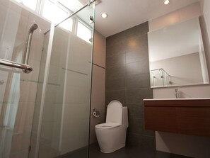 3 Bedrooms Pool Villa | Badrum | Badkar och dusch, bubbelbadkar, hårtork och handdukar