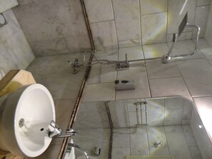 Kombinert dusj/badekar, toalettartikler (inkludert) og hårføner