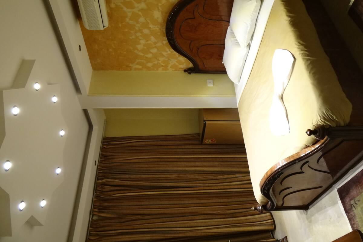 1 Schlafzimmer, Zimmersafe, Schreibtisch, Bügeleisen/Bügelbrett