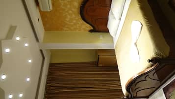 1 habitación, caja de seguridad en la habitación y escritorio