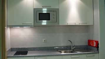 Estudio | Cocineta privada | Refrigerador, microondas, parrilla de estufa y cafetera y tetera