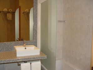 Combined shower/bathtub, hair dryer, towels - Apartamentos Atlântida Lido (Funchal)