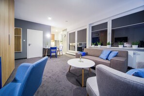 Suite estudio (Blue - 2 people) | Área de sala de estar | Televisión de pantalla plana 