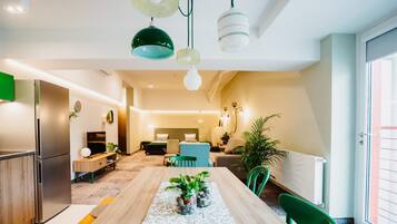 Roupas de cama premium, cofres nos quartos, escrivaninha