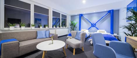 开间套房 (Blue - 2 people) | 客厅 | 平板电视