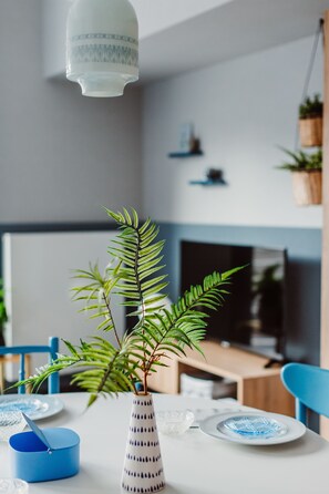 Studio Suite (Sky Blue - 4 people) | Living area | Flat-screen TV - Mosquito Silesia Apartments (Katowice)