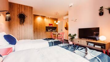 Ropa de cama de alta calidad y caja de seguridad en la habitación