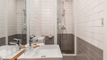 Classic Double Room | Bathroom | Hair dryer, towels, soap, shampoo