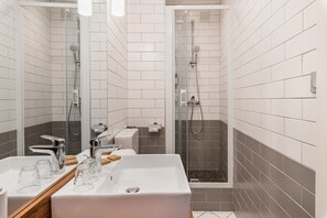 Habitación clásica doble | Baño | Secador de pelo, toallas, jabón y champú