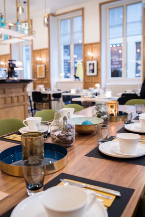 Daily buffet breakfast for a fee - Globe et Cecil Hôtel (Lyon)