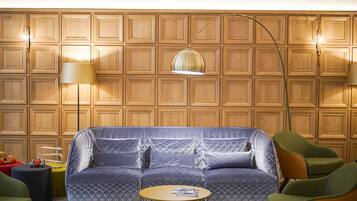 Coin salon dans le hall