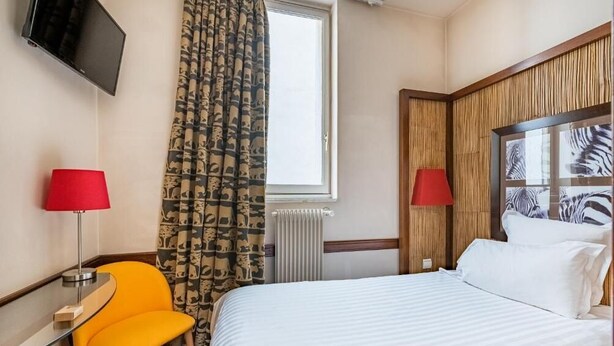 Economy Single Room | Bathroom | Hair dryer, towels, soap, shampoo - Globe et Cecil Hôtel (Lyon)