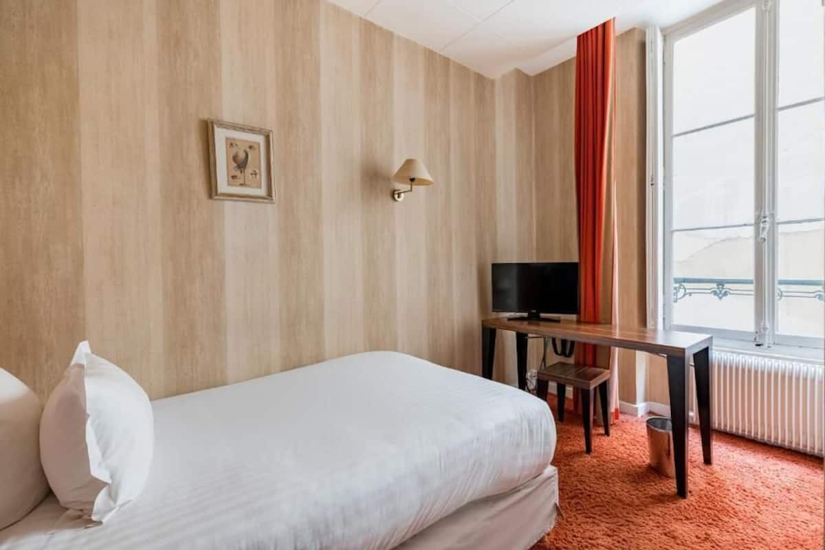 Economy Single Room | In-room safe, desk, blackout curtains, soundproofing
