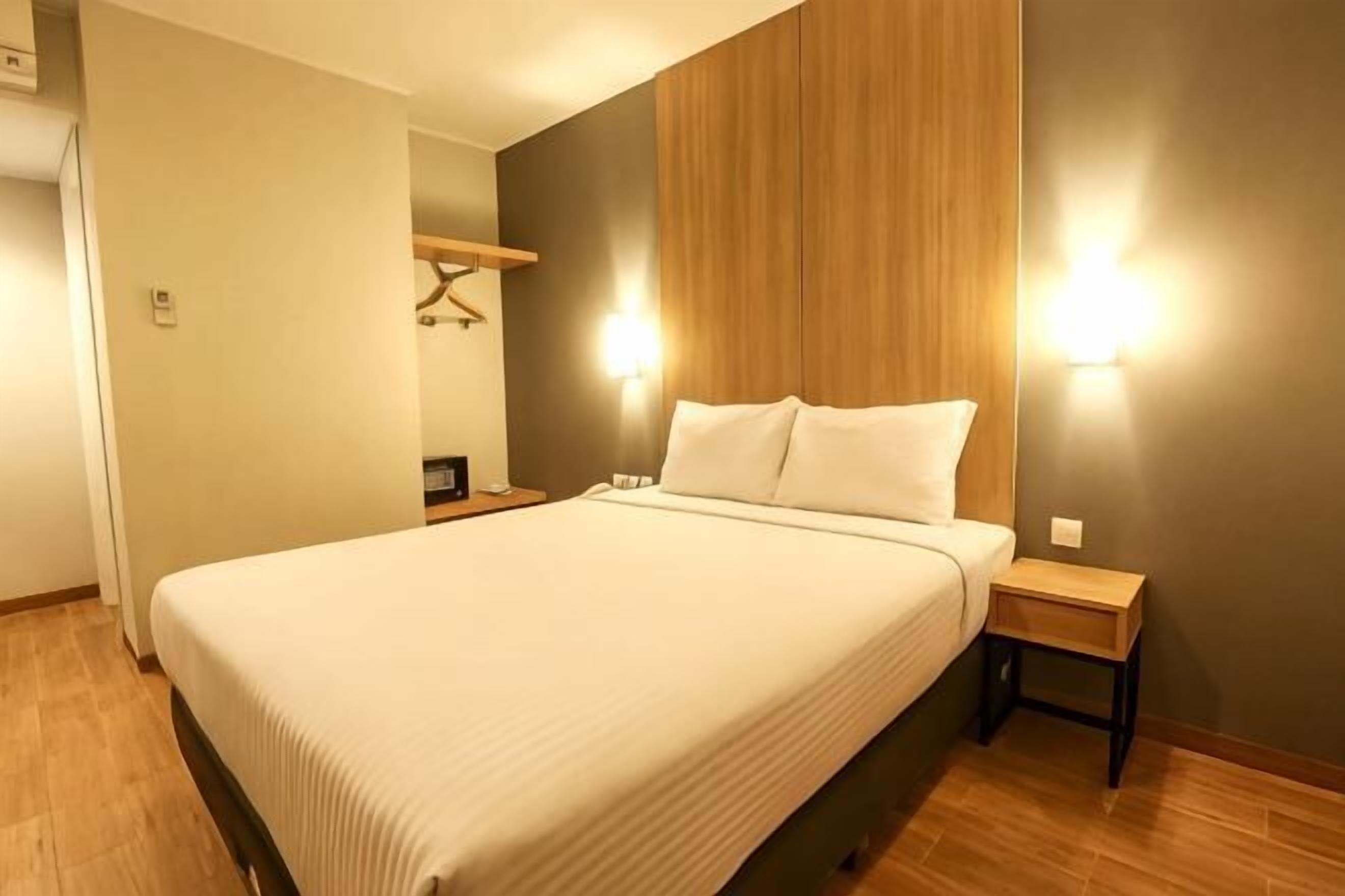 Caixa forta a l'habitació i escriptori 