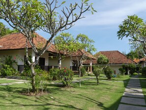 Family Garden Cottage (1 Double Bed + Two Single Beds) | Garden view - Liberty Dive Resort (Tulamben)