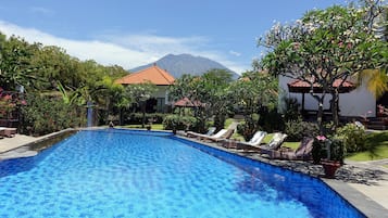 3 piscinas al aire libre (de 07:00 a 21:00), sombrillas, tumbonas