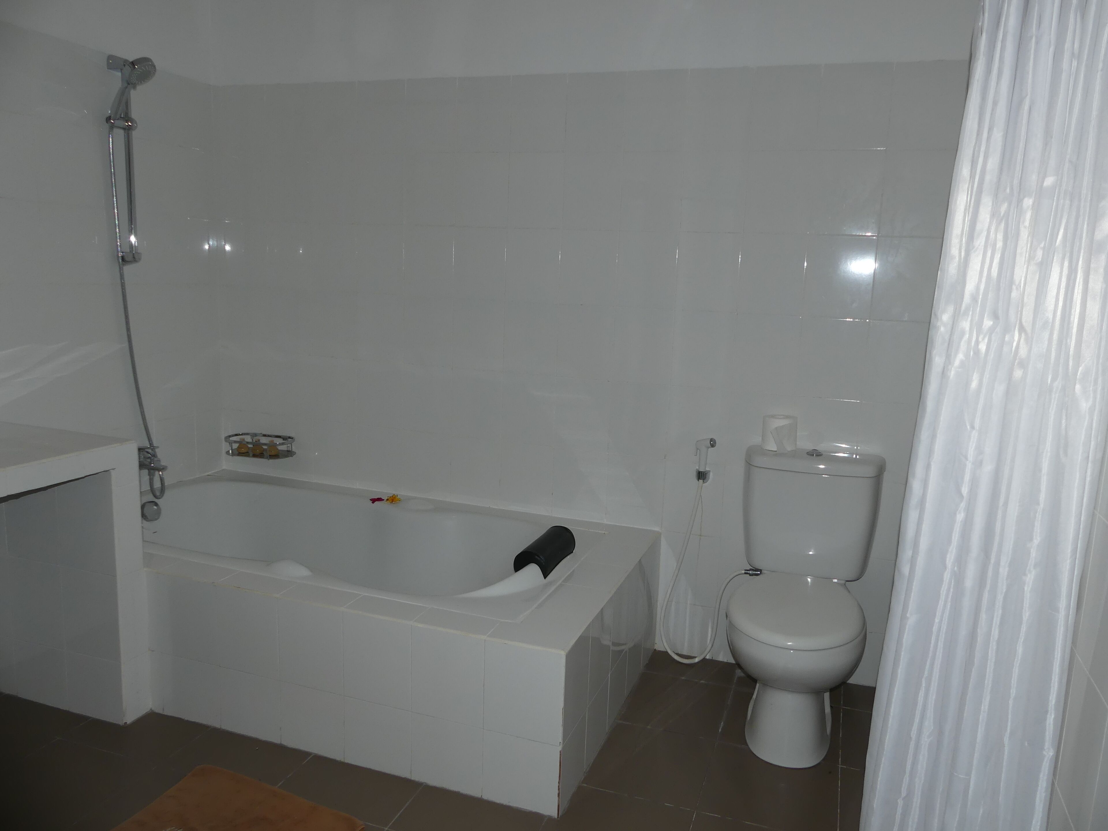 luxury garden cottage triple (1 double bed + 1 single bed) | bathroom | free toiletries, hair dryer, towels